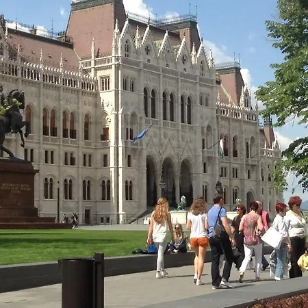 Jazzy Vibes Parliament And Ensuites Budapesta